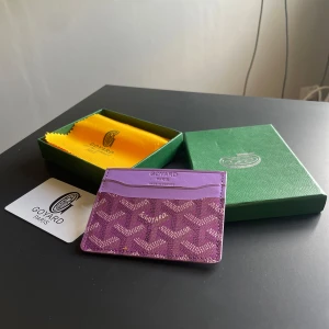 Lila cardholder - Stilren ”cardholder” i färgen lila