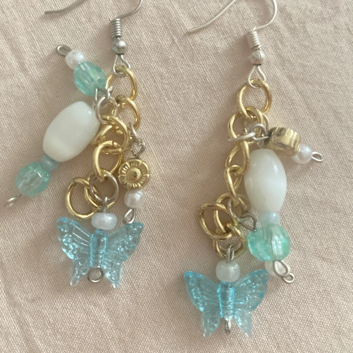 Örhängen med blå fjärilar och pärlor - 1