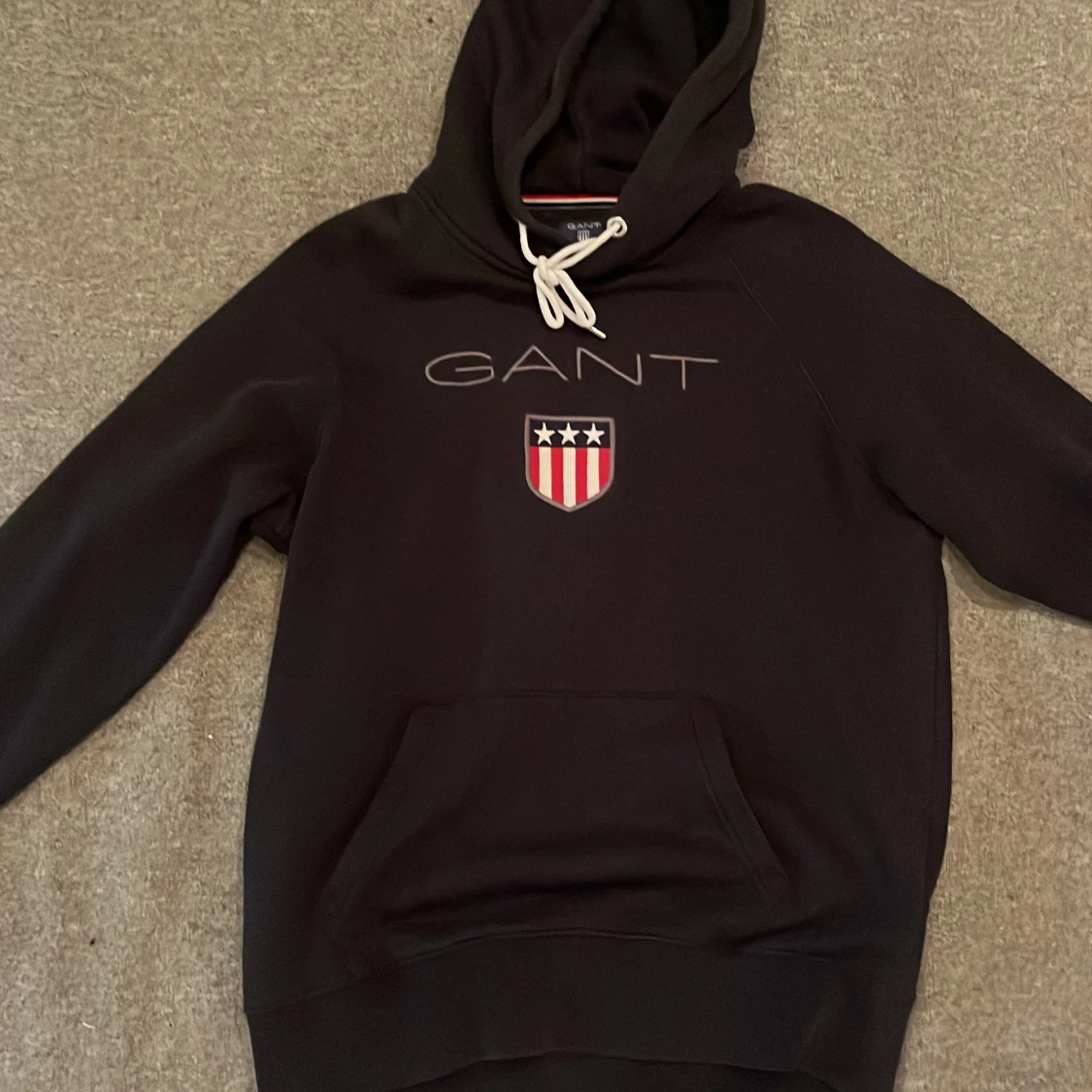 Svart hoodie från GANT med logga