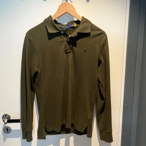 Ralph lauren pike - Långärmad piké köpt på Ralph laurens hemsida, jätte bra skick inga fel alls storlek L i barnstorlek, skriv för frågor