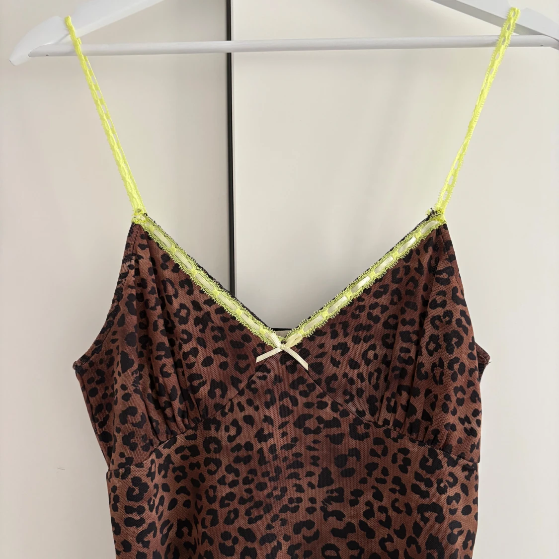 Leopardmönstrad brun kortklänning - 3