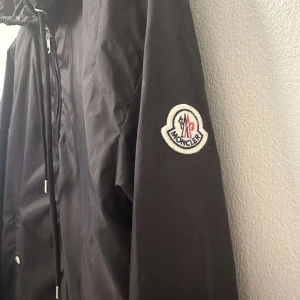 Moncler  - Säljer denna schysta windbreaker perfekt nu till kyligare dagar stlk m kan passa S skick 10/10 använd 1 gång vid vid funderingar är det bara att höra av sig 