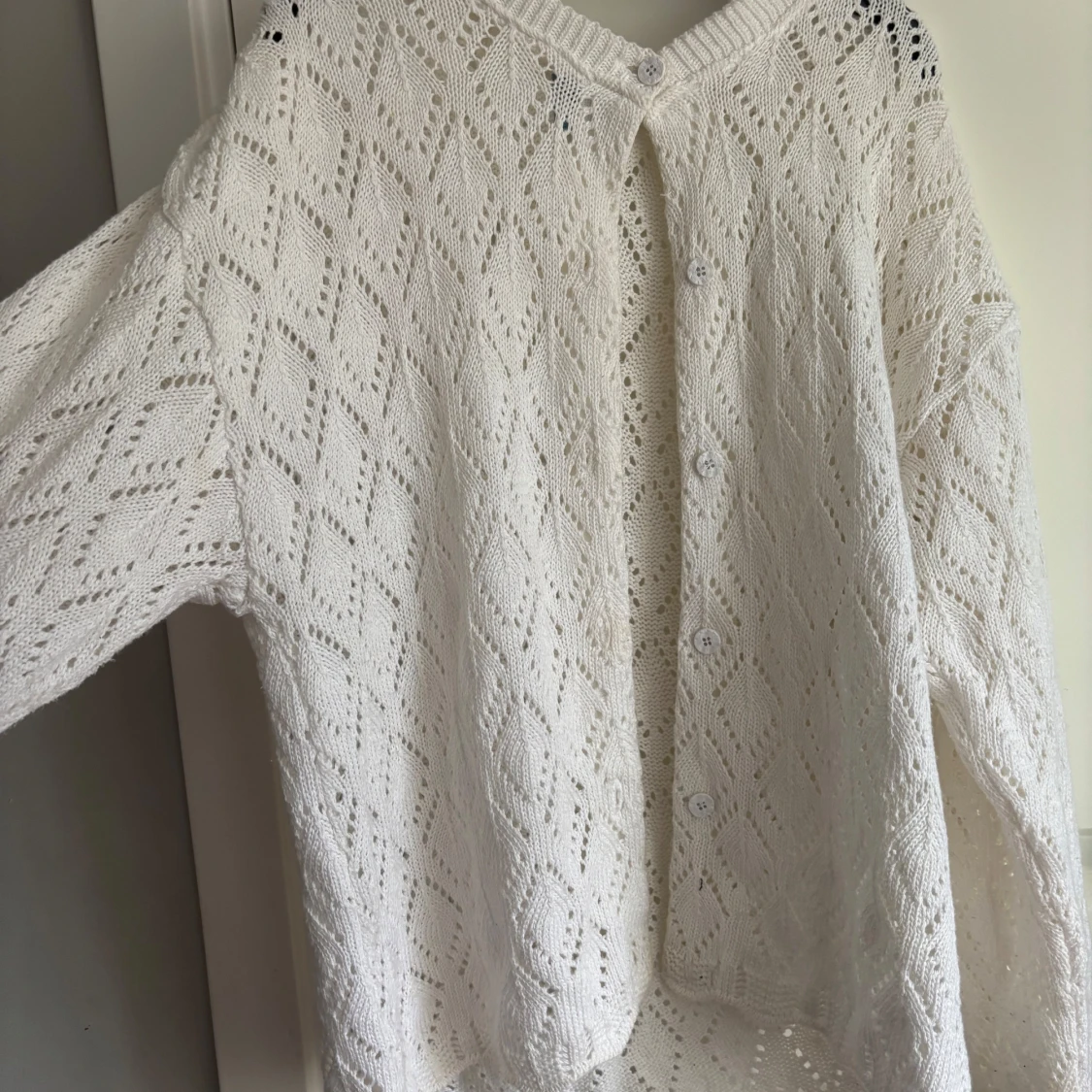 Vit stickad kofta med knappar - 2