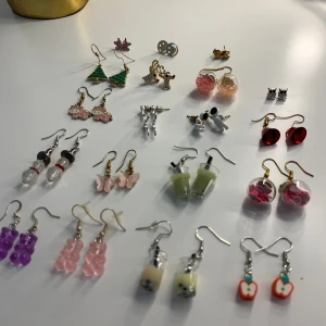 Fina örhängen (läs beskrivningen innan du köper!) - Här är några örhängen som inte kommer till användning som jag har köpt eller gjort själv under 2019-2020. 💗 Jag säljer dem då de inte kommer till användning dock alla är i jättebra skick! Alla örhängen är 15kr styck, köper du flera på en o samma gång kan priset diskuteras!💕