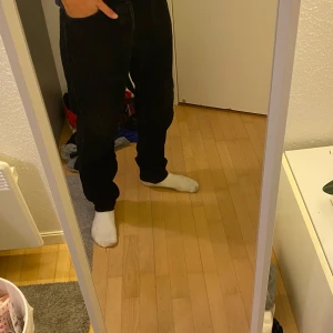 Svarta manchesterbyxor från Weekday - Säljer ett par svarta manchesterbyxor från Weekday i storlek 29. Byxorna har klassisk femficksdesign, raka ben och hög midja. Materialet är grovt ribbat manchester som ger en snygg retrovibe. Perfekta för dig som vill ha en stilren och bekväm look. Pris kan diskuteras!