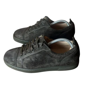 Christian Louboutin skor  - Christian Louboutin spikeless sneakers. Färg: Khaki gröna. Skick 9/10 super fina. Storlek 41.5 Fits 41,5-42. Pris 3290kr,