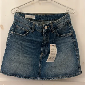 Jeanskjol - Helt oanvänd med prislapp kvar då jag skulle returnera men tiden gick ut…. Hoppas nån annan vill ta över den🥰 köpt på Zara