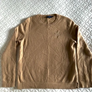 Polo Ralph Lauren finstickad tröja  - Superfint skick bortsett från det lilla hålet på höger ärm (se bild 3). Slits nertill. (Ser noppig ut på bild, inget som syns i verkligheten) 