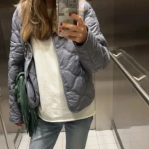 Grå/blå quiltad pufferjacka från uniqlo  - Säljer en grå quiltad pufferjacka från uniqlo.Perfekt för hösten! Toppen höstjacka!🍂🍁🍂