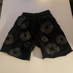 Denim tears - Snygga shorts med en chill look, perfekt för lugna inne dagar. Säljer för 400kr.