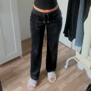 Juicy Couture  - Svarta mjukisbyxor i mjuk sammet med raka ben ifrån Juicy Couture. 