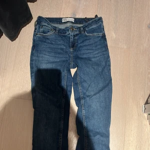 Blå bootcut jeans från Zara - Snygga blå lågmidjade jeans från Zara❣️