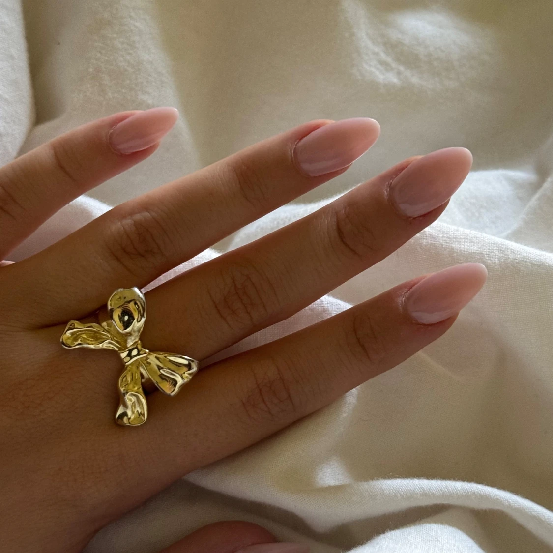 Guldig ring med rosett