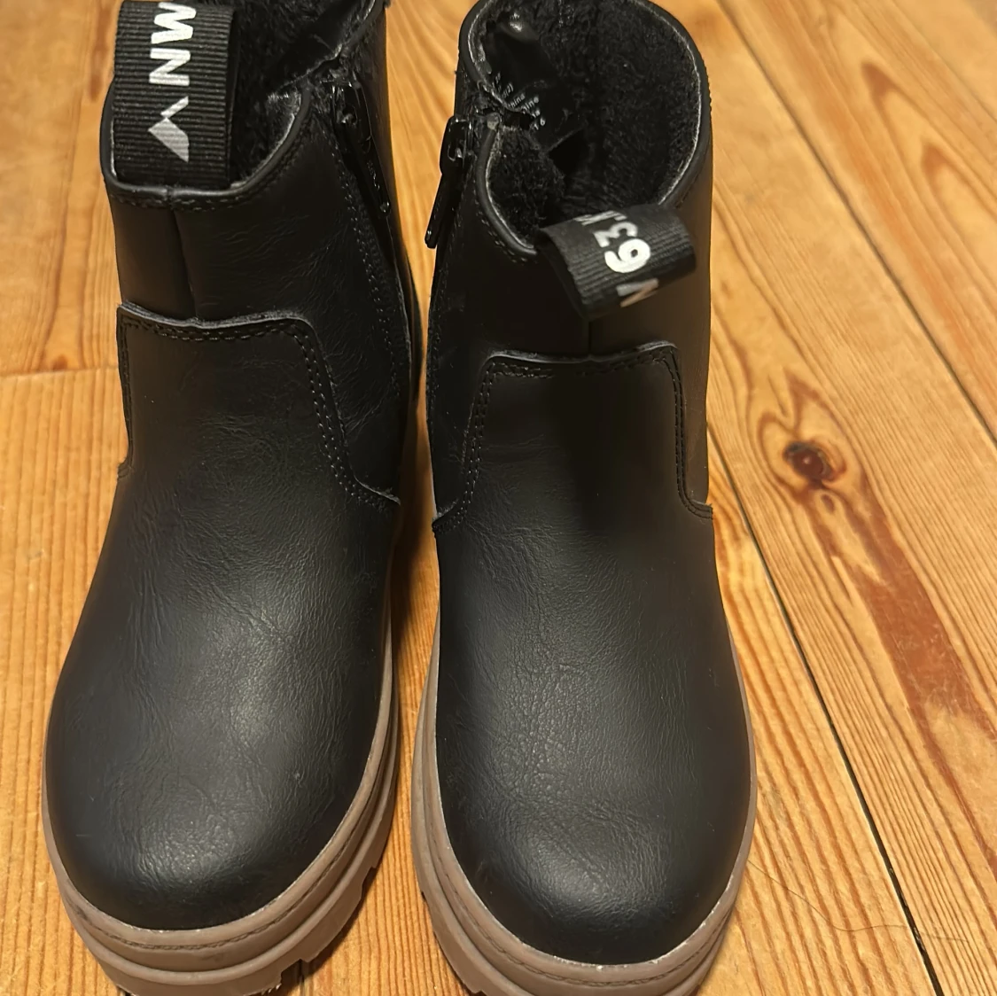 Svarta boots från H&M med grov sula