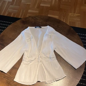 Vit omlottblus från Zara XS - Pris kan diskuteras 