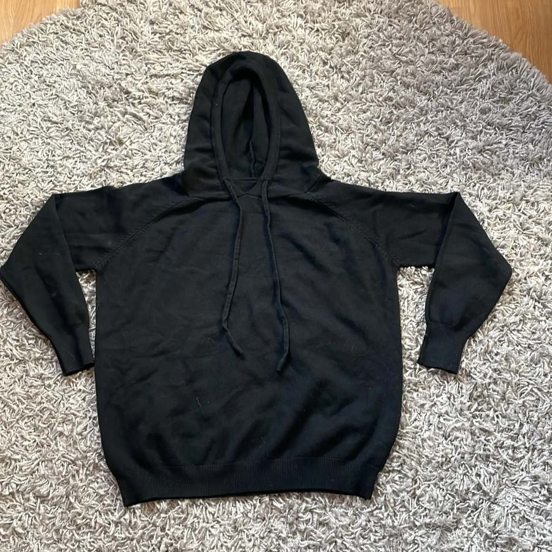 Svart merinoullhoodie