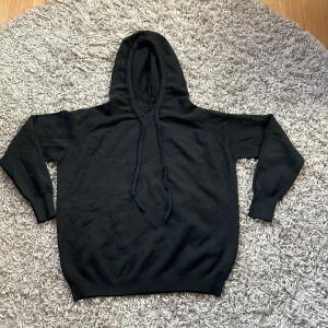 Svart merinoullhoodie - Säljer en svart merinoullhoodie endast använd en gång. Storleken är xs men passar ca 160cm. Tröjan har inga defekter. Hör av dig vid funderingar🙌😁