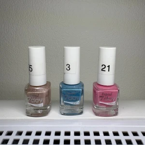 Depend 7day nagellack i 3 färger - Tre Depend 7day Hybrid Polish nagellack i färgerna skimrande champagne (nr 55), metallicblå (nr 3) och bubbelgumsrosa (nr 21). ”Gamla” men inget fel på dom, som uttorkning eller liknande. 30kr för alla, 10kr st. Tipparna följer ej med, endast visar färgen.