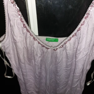 Lång lila topp från Benetton - Söt ljuslila topp från Benetton me dekorativa paljetter