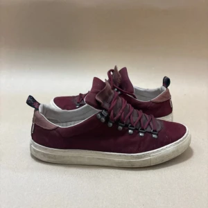 Diemme x Carhartt skor - Säljer just nu denna extremt sällsynta och otroligt snygga diemme skorna i vinröd färg och arbetad läder tunga från deras limiterade collab med carhartt och de är omöjliga att få tag i!🤩🤩 De är i fint skick men endast smått smutsiga! Först till kvarn gäller!🤩Inga skador eller liknande men små tecken på användning!🙌 Skick: 7/10 Nypris: 5999