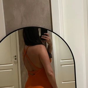 Orange klänning - Endast använd en gång