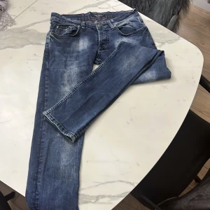Philipp Plein blå straight jeans - Snygga blå jeans från Philipp Plein med straight cut. Pris kan diskuteras om man vill vid snabb affär… Storleken är 31 och är slim men jätte snygga. Ny pris kostade dess ungefär 4000 kr men säljer billigt. Soklart är dess äkta men saker kan diskuteras kring jeansen.