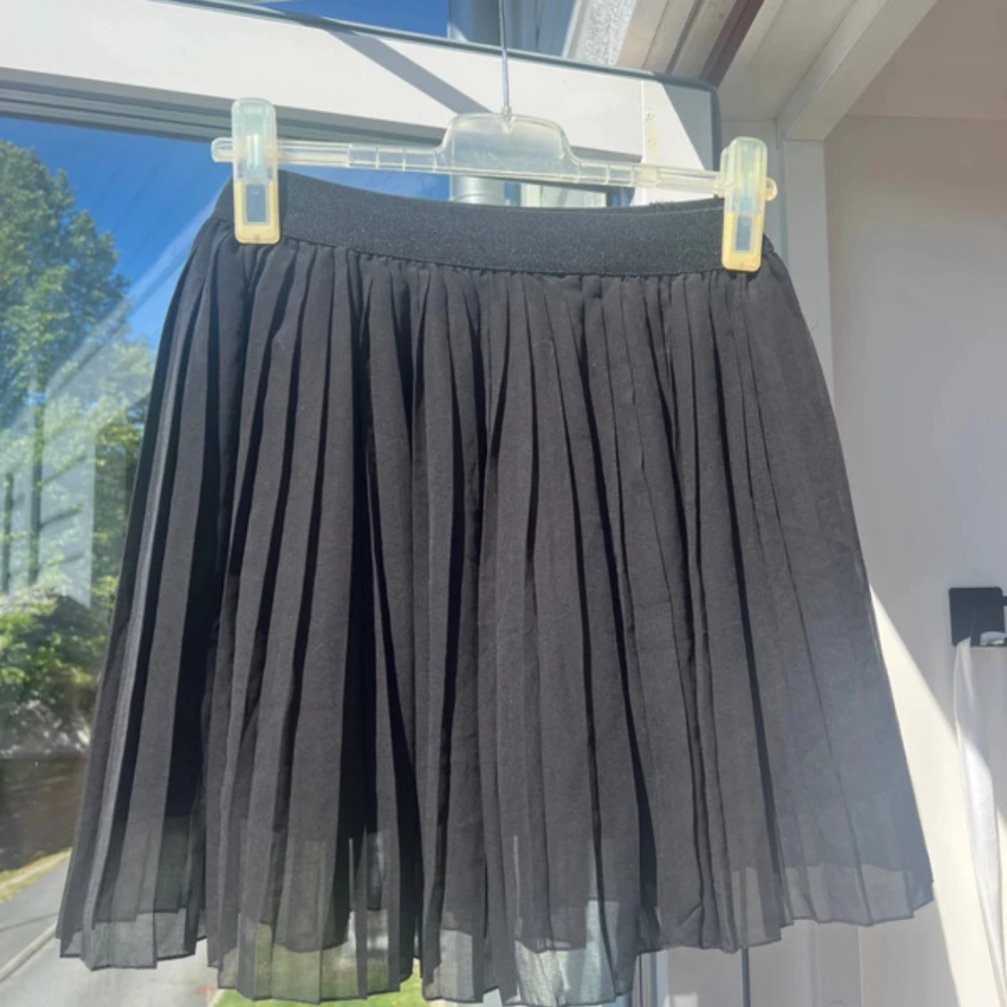 Svart plisserad kjol från NA-KD - 1