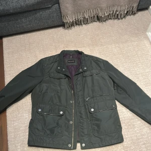 Grön vindjacka från Massimo Dutti - Stilren mörkgrön vindjacka från Massimo 