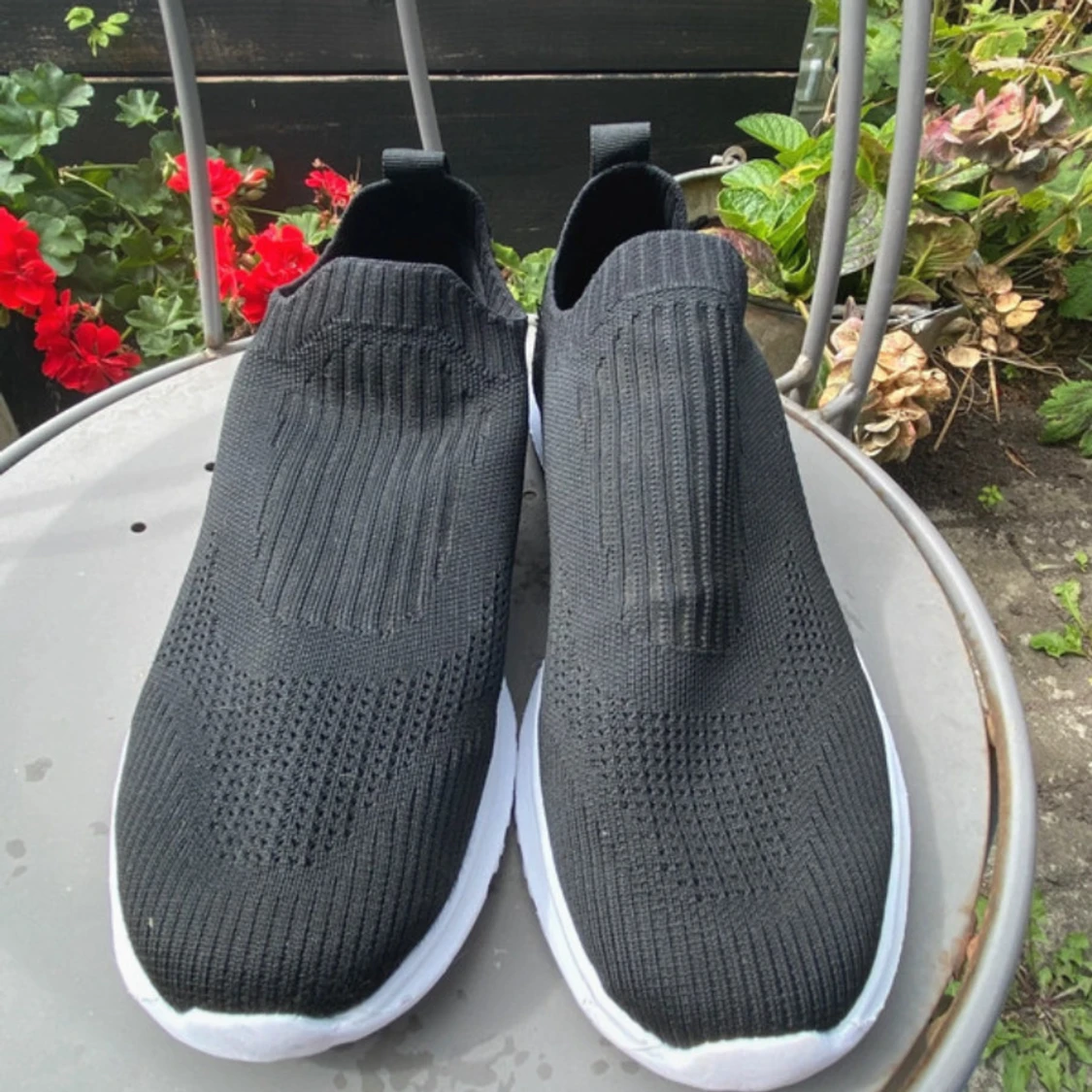 Svarta slip-on sneakers från Linear - 2
