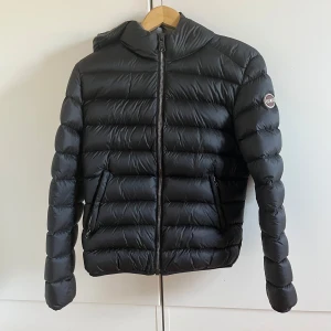 Colmar vinter jacka - Säljer denna feta Colmar vinterjacka i storlek 40 som är typ S-M i ”normal” storlek. Väldigt bra skick använd sparsamt, nypris runt 6000. Hör av er vid frågor eller funderingar. 