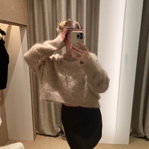 Mohair tröja Dissh - Säljer denna stickade mohair tröjan från australiensksa märket dissh. Köpte i våras för 2000kr och har bara använts för denna bilden.