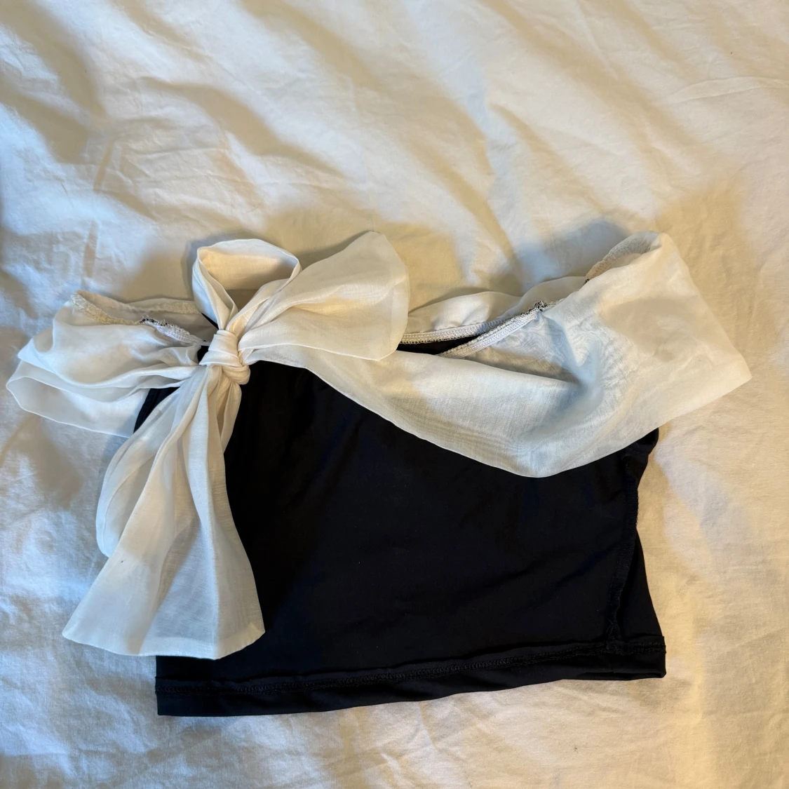 Svart topp med vit rosett - 1