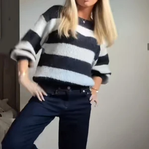 Randig stickad tröja i svart och vitt - .
