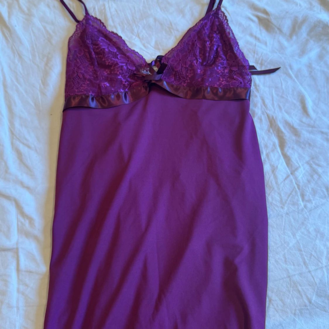 Lila spetsklänning med rosett