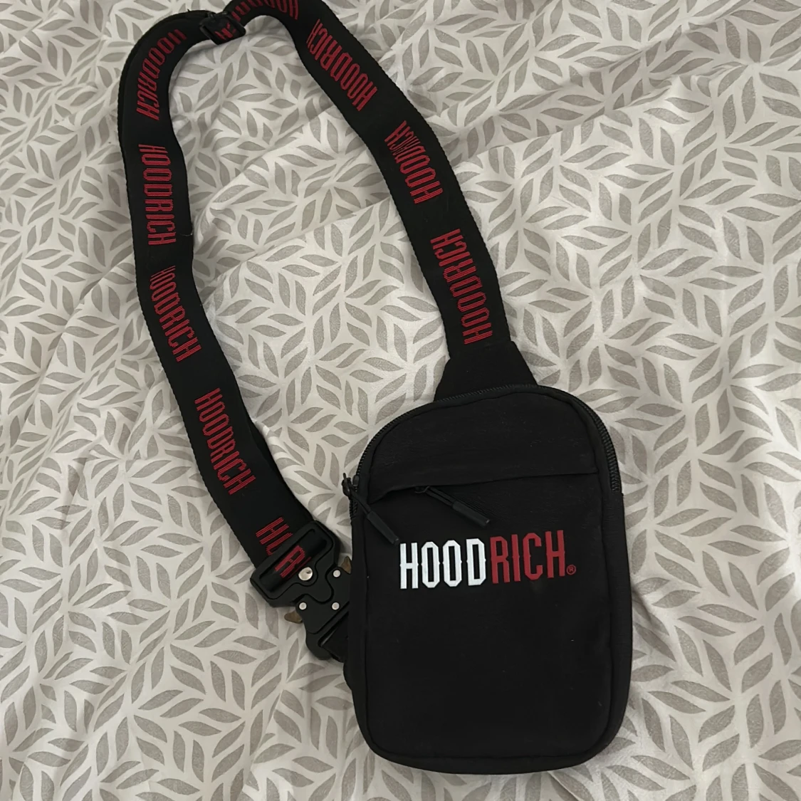 Svart axelväska från Hoodrich - 1