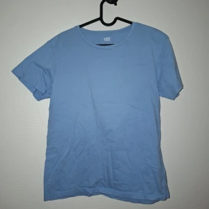 Ljusblå t-shirt från 157, storlek S - En enkel ljusblå t-shirt från 157 i storlek S. Modellen har rund hals och korta ärmar, tillverkad i mjuk 100% bomull. Perfekt för chill dagar och passar till allt. Snygg att matcha med jeans eller shorts.