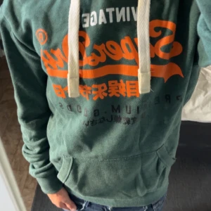 Superdry hoodie  - Superdry hoodie - Olivgrön - Storlek: Small - Mycket bra skick - Mitt pris: 399kr - hör av dig vid funderingar 💫 