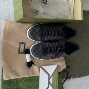 Gucci ace skor - Säljer mina Gucci skor då de inte kommer till användning längre,  extremt snygga och går att ha på sig till allt, pris går att diskutera 