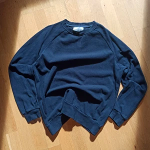 Mörkblå sweatshirt These Glory Days - En stilren mörkblå sweatshirt från These Glory Days i storlek XL. Tröjan har rund hals, ribbade muddar och är tillverkad i mjuk bomull. Perfekt för en chill och avslappnad look. Passar dig som gillar enkel och klassisk stil. M! 