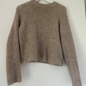 Beige stickad tröja med lång ärm - Supermysig beige stickad tröja med lång ärm och rund hals. 