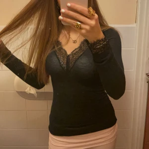 intimissimi tröja - svart intimissimi tröja med spets, litet hål på armen som syns på bilden hahha💓 