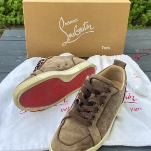  Christian Louboutin skor  - Christian Louboutin skor i storlek 40.5 ~ passar även 41–41.5 ~ härligt skick 8.9/10 ~ pm vid frågor ~ pris går att diskutera