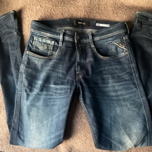 Replay Anbass slim fit jeans blå - Replay Anbass jeans i en riktigt snygg tvätt. Storlek 31x32. Mycket bra skick ska dock poängteras en liten slitning på höger lår(se sista bilden).