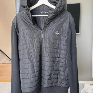 J.Lindeberg Cardigan - Tja! Säljer en superfin J.lindeberg cardigan. Storlek small. Väldigt fint skick, endast lite noppar som enkelt går att fås bort. Passningsform går att fås i dm. Hör av dig vid minsta fråga eller fundering 