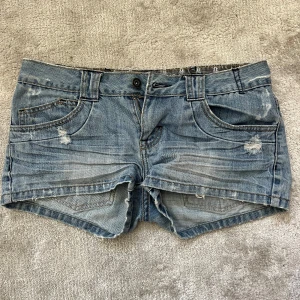 Lågmidjade jeansshorts från ONLY - Säljer dessa superfina lågmidjade jeansskjorts från only som tyvärr är för stora för mig 💕midjemått på sista bilden