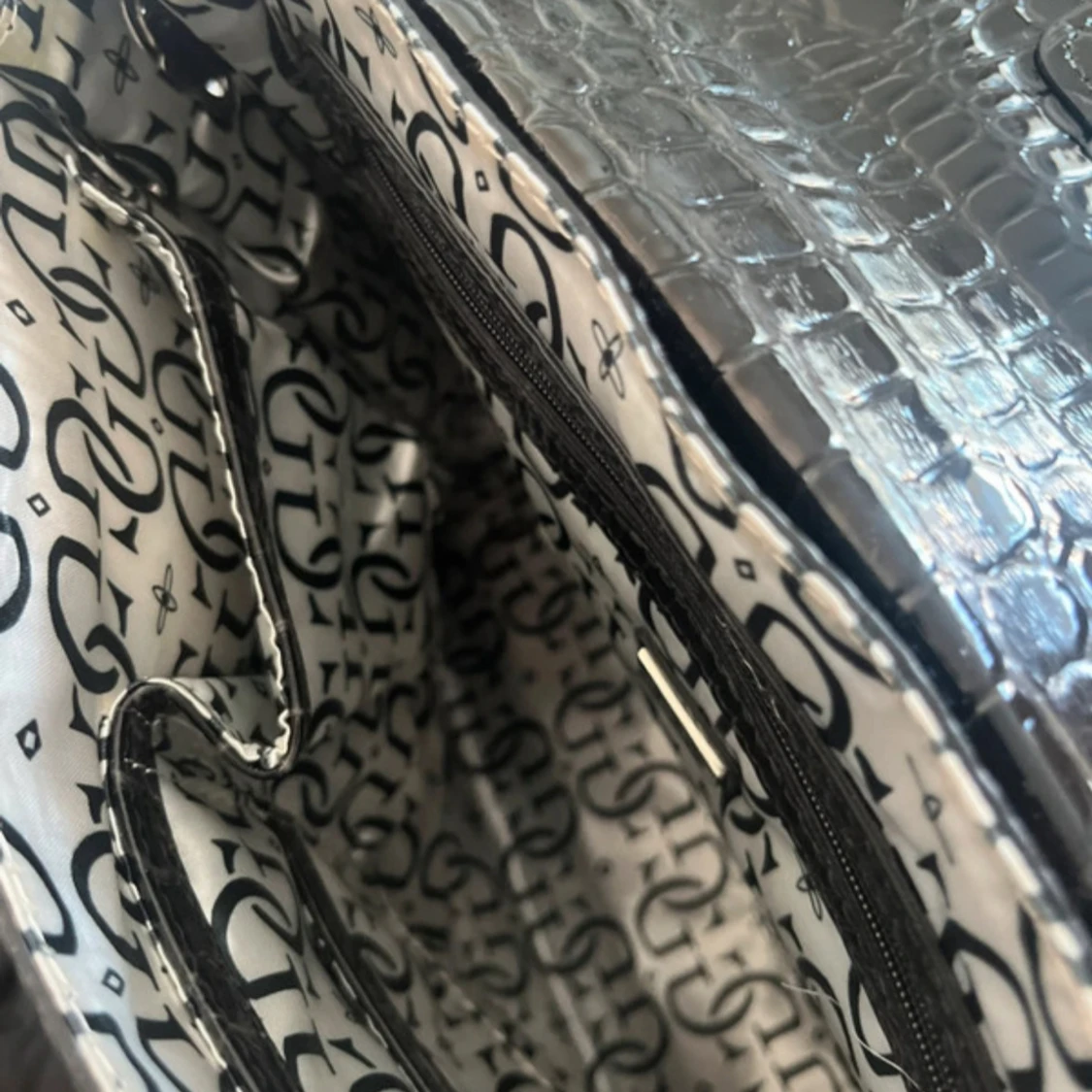 Svart handväska i krokopräglad syntet från Guess - 3