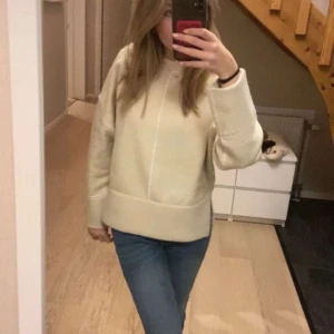 Stickad tröja  - Mysig beige stickad tröja från Zara och kommer inte till användning mera💗