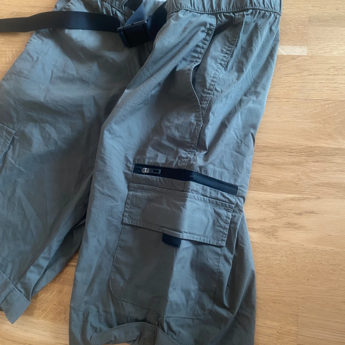 Grå cargoshorts med bälte - 2