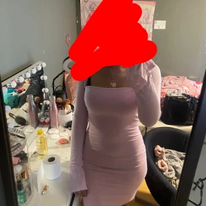 Ljusrosa  klänning - Säljer en ljusrosa, tight klänning med lång ärm från gina tricot. Klänningen är kort och har en figurnära passform. ja tror ja köpte den för runt 400 