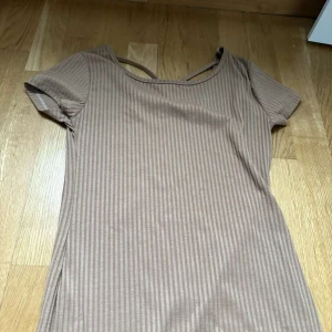 Beige ribbad klänning med korsade band. - säljer en ribbad klänning. Köpt i Turkiet. 